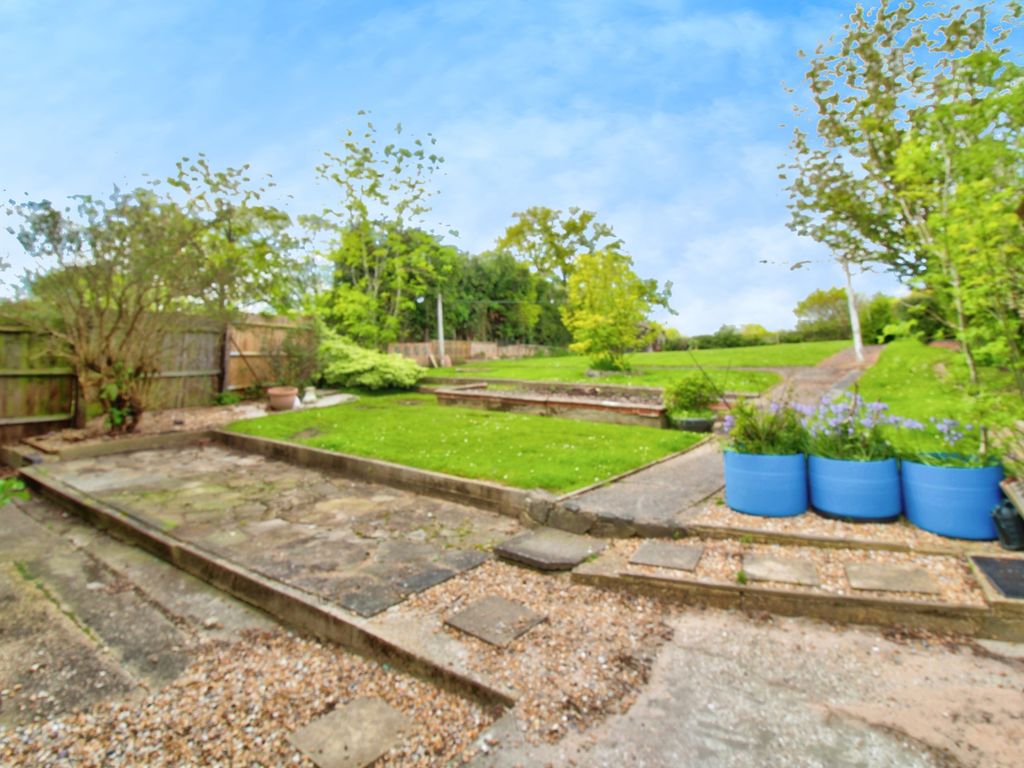 4 bed semidetached house for sale in Priory Road, Romford RM3, £