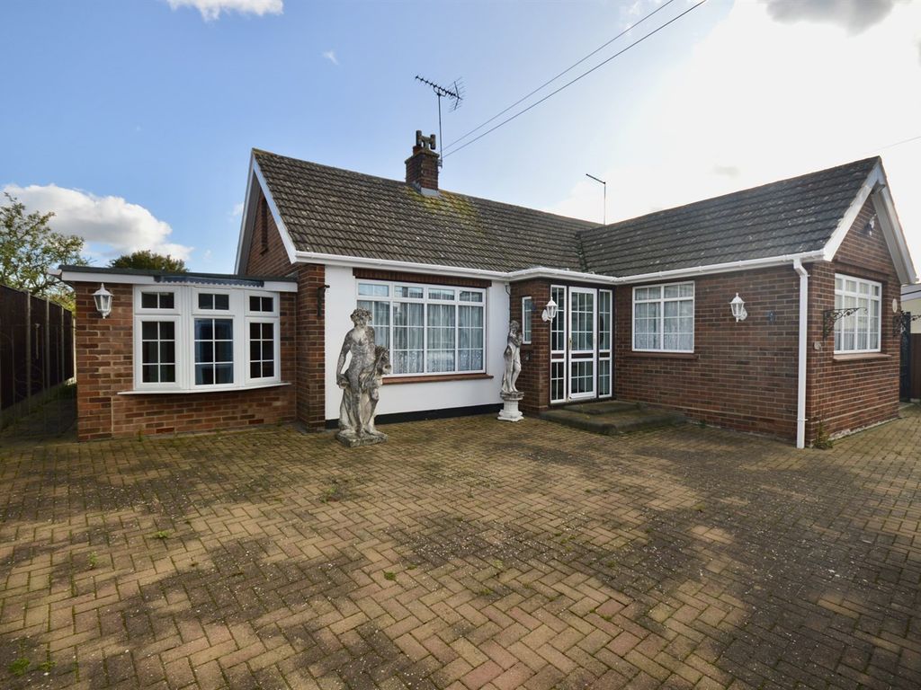 2 bed detached bungalow to rent in Lanham Green Road, Cressing