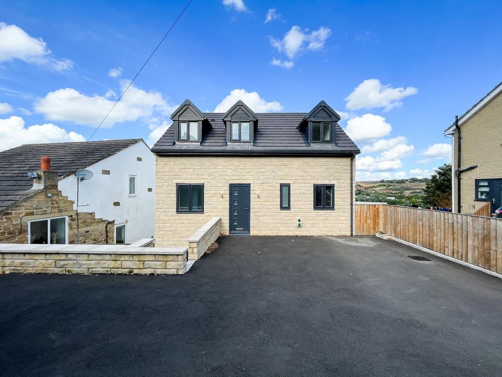 4 bed detached house to rent in High Street, Hanging Heaton, Batley