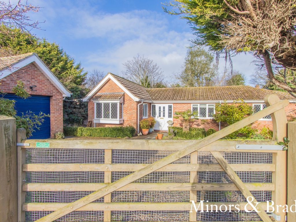 3 bed detached bungalow for sale in Station Road, Corton, Lowestoft