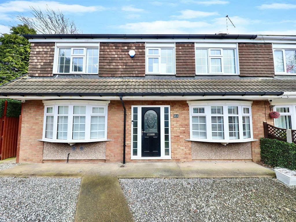 4 bed semidetached house for sale in Highfield Close, SuttonOnHull