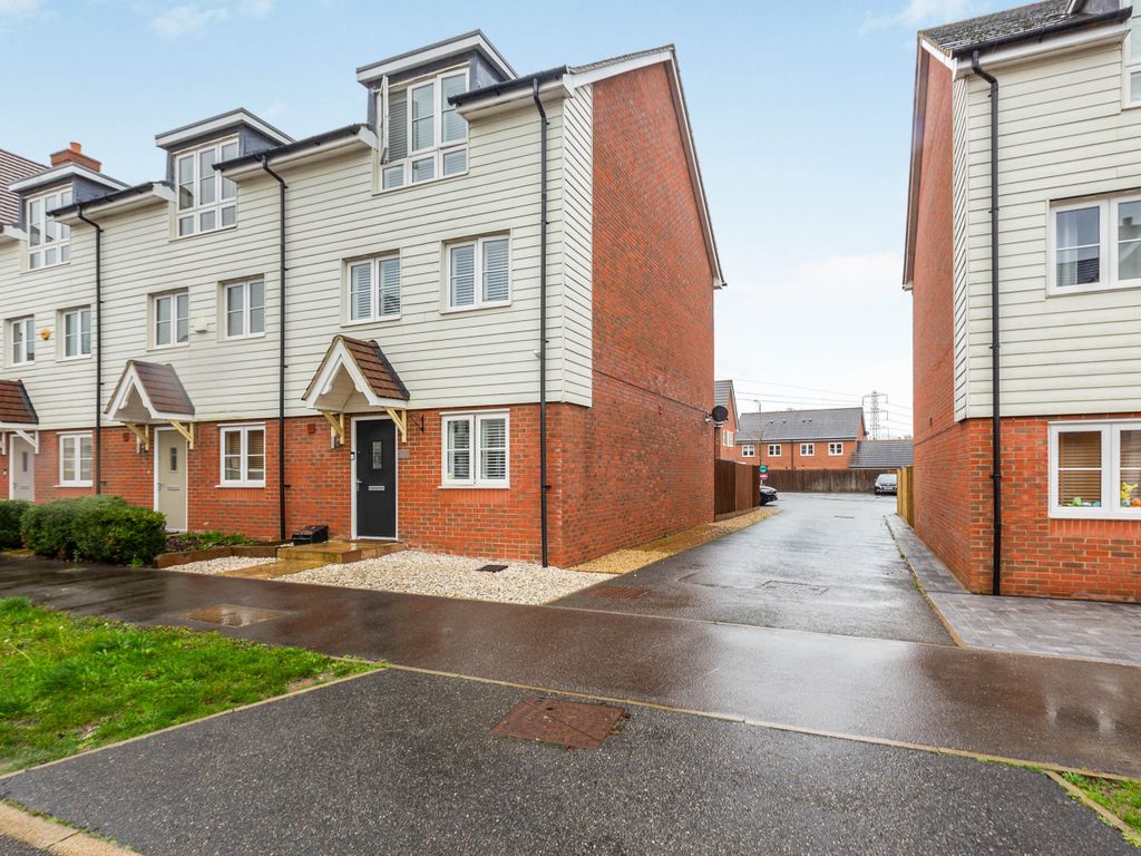 4 bed end terrace house for sale in Avalon Street, Aylesbury HP18 Zoopla
