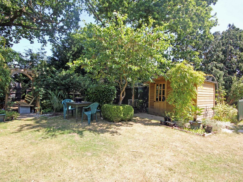 3 bed flat to rent in Queenswood Avenue, Hampton TW12, £1,800 pcm Zoopla