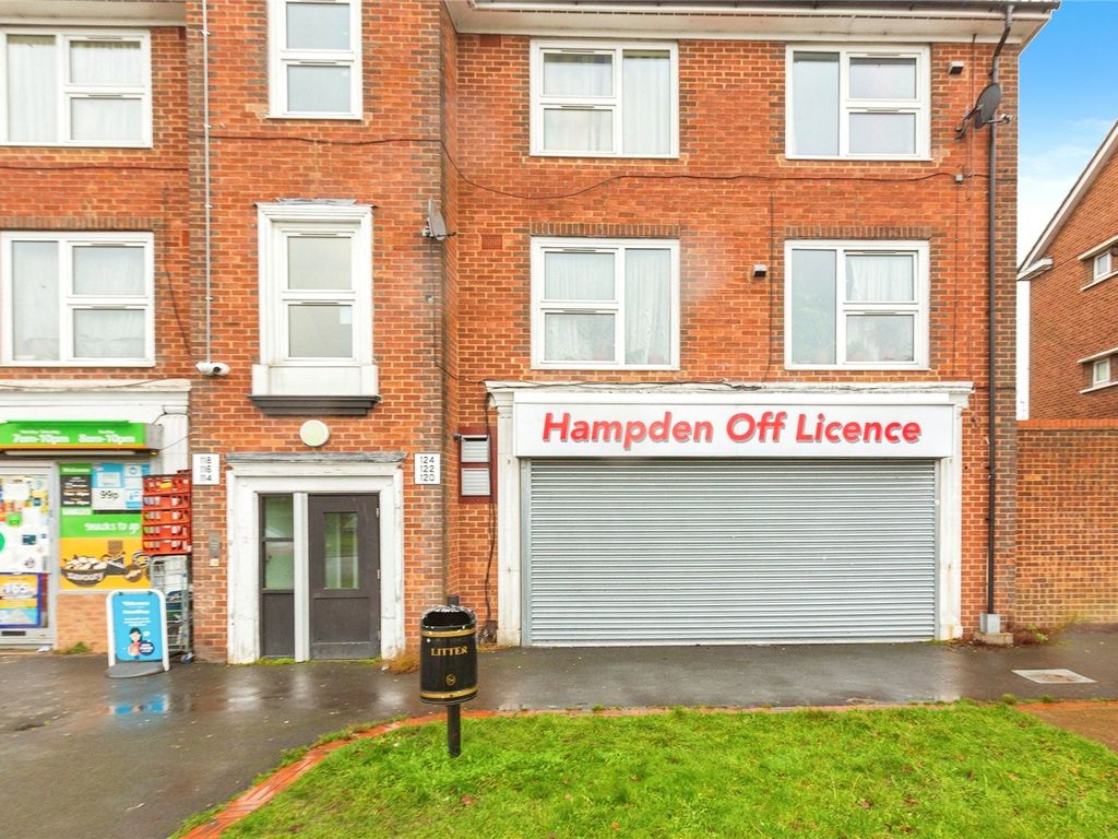2 bed flat for sale in Hampden Gardens, Aylesbury HP21, £200,000 Zoopla