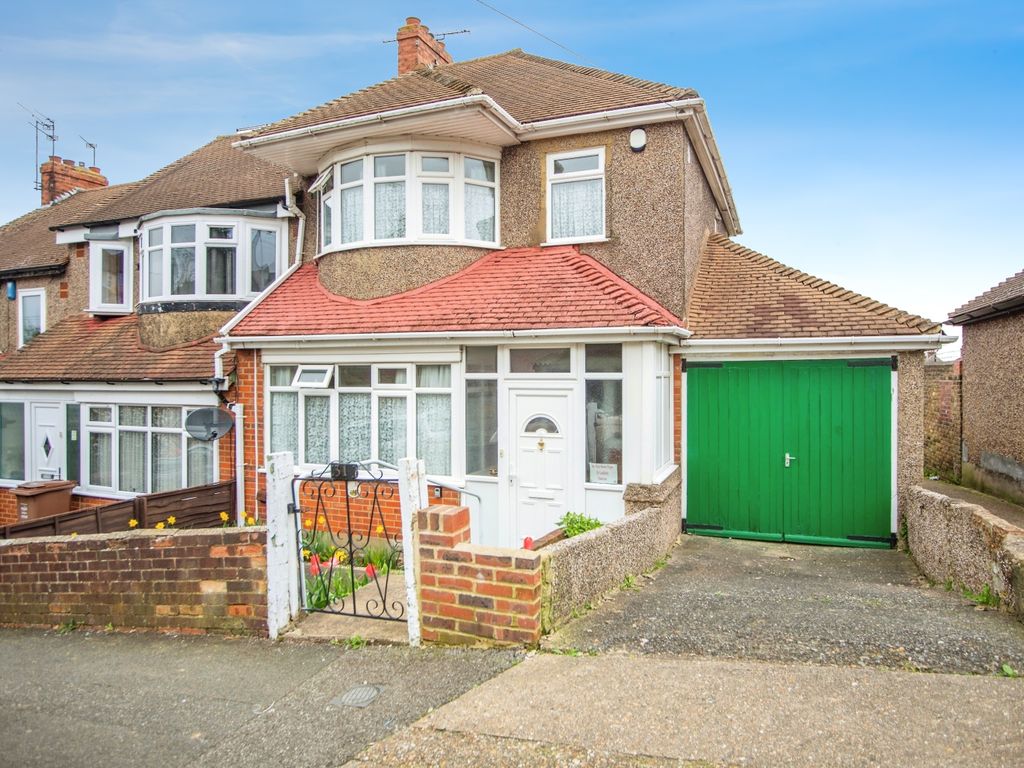 3 bed end terrace house for sale in Grosvenor Avenue, Chatham ME4, £
