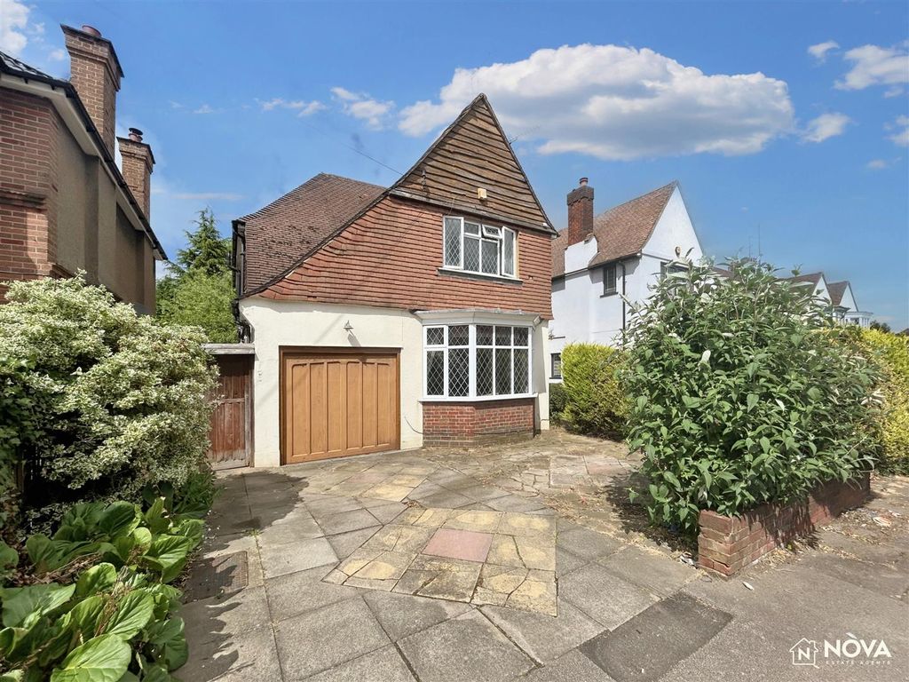 3 bed semidetached house for sale in Montrose Avenue, Luton LU3, £