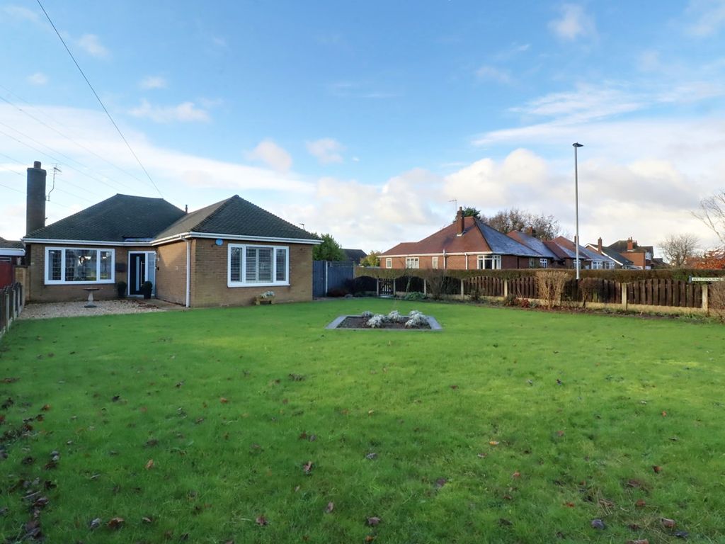 2 bed detached bungalow for sale in Wharf Road, Crowle DN17, £335,000