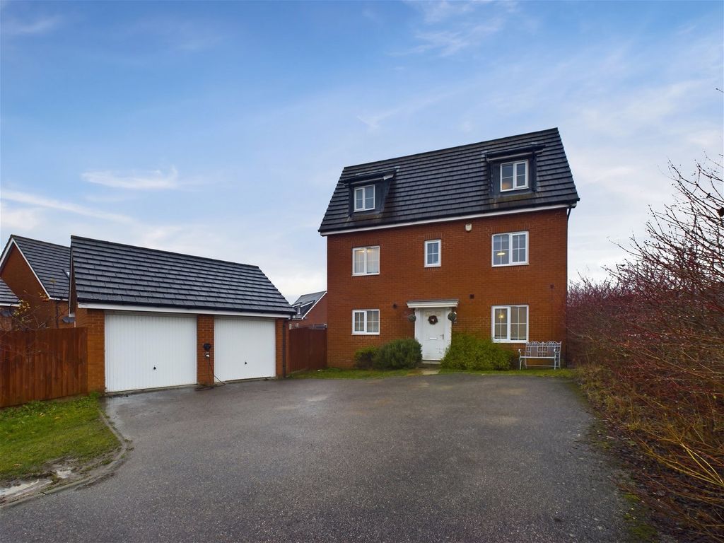 5 bed detached house for sale in Peregrine Drive, Stowmarket IP14, £