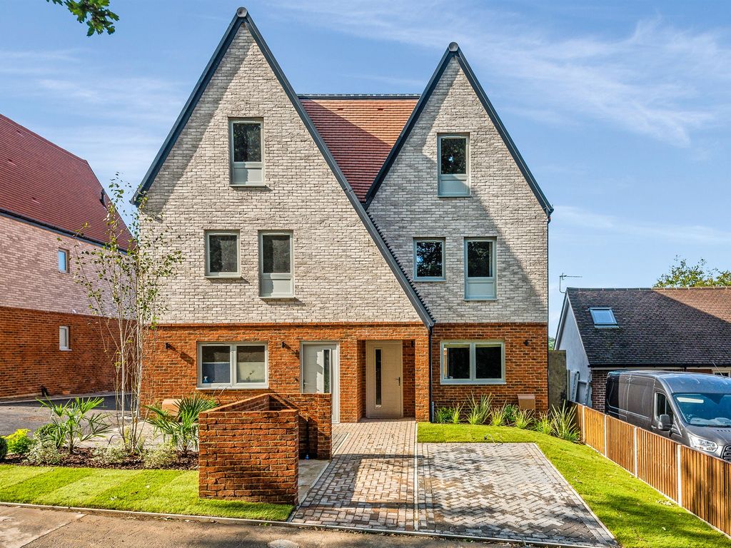 New home, 4 bed property for sale in The Gallop, Selsdon, South Croydon