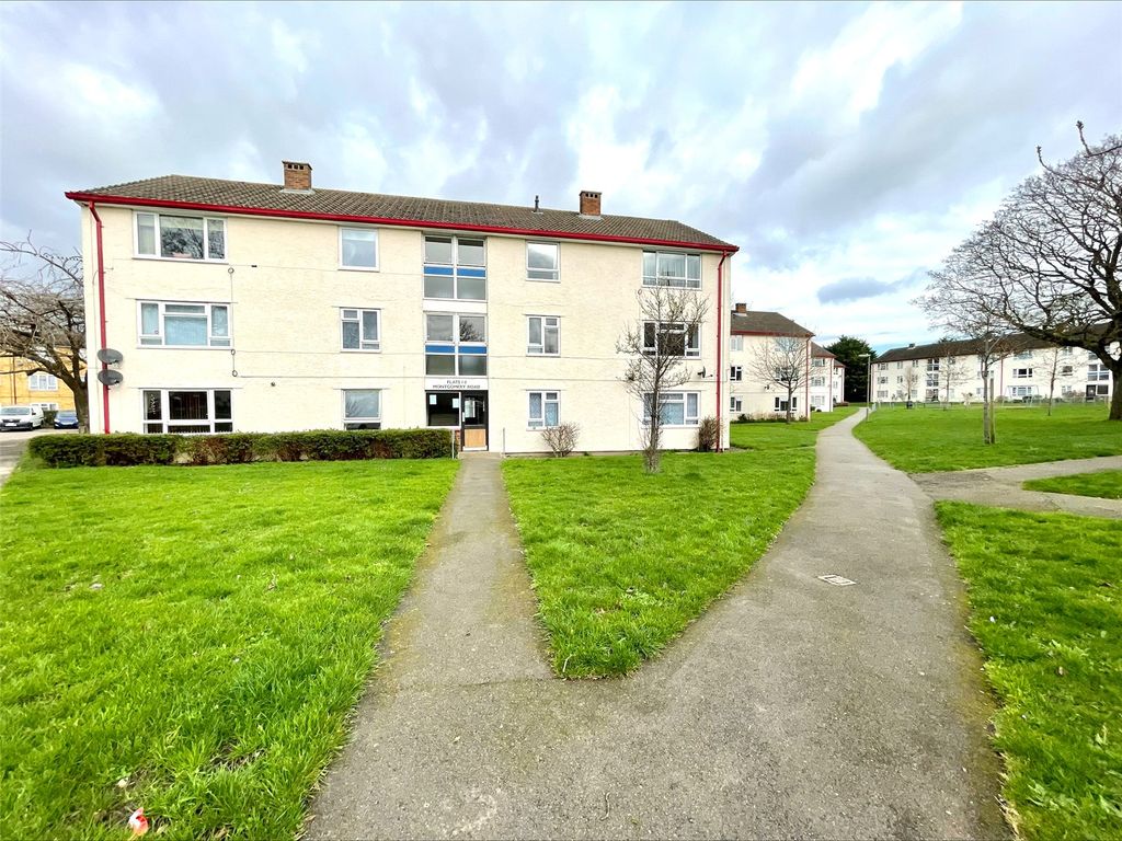 2 bed flat for sale in Montgomery Road, Farnborough, Hampshire GU14, £