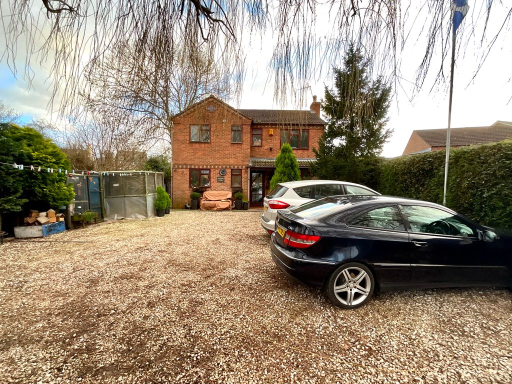 4 bed detached house for sale in Henshaw Place, Ilkeston DE7, £325,000