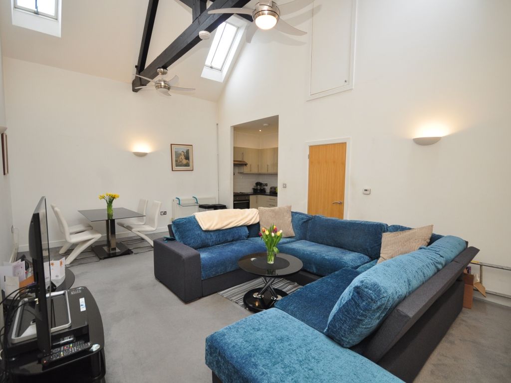 2 bed flat to rent in High Street, Dorking RH4, £1,350 pcm Zoopla