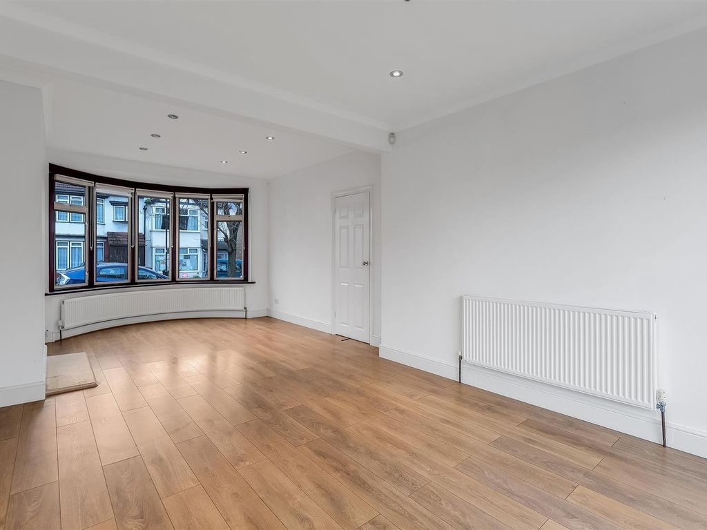 3 bed terraced house to rent in Albert Avenue, Chingford E4, £2,100 pcm