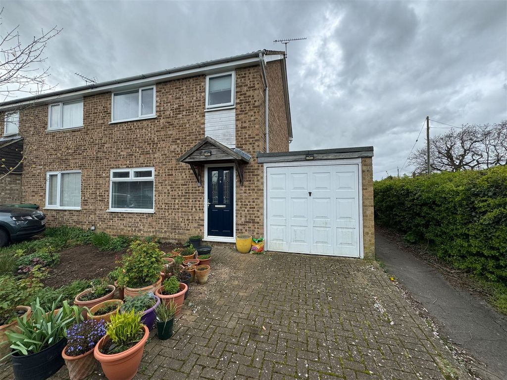 3 bed semidetached house for sale in Weavers Close, Staplehurst