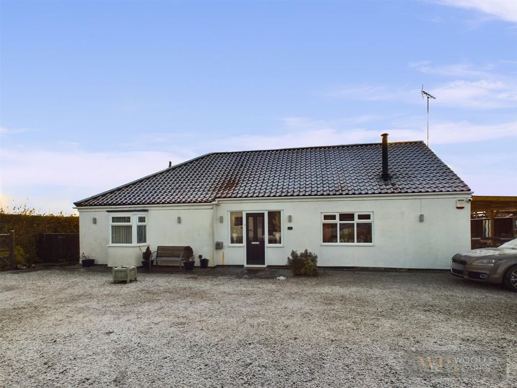 4 bed detached bungalow for sale in Wansford Road, Driffield YO25, £