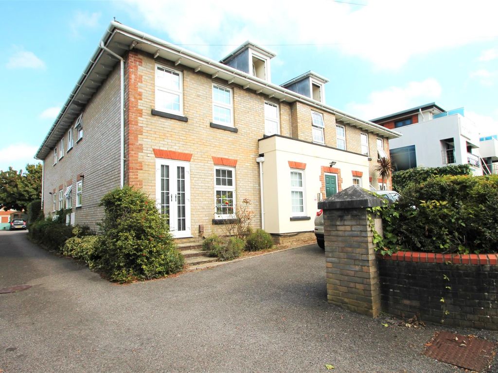2 bed flat to rent in Commercial Road, Parkstone, Poole BH14, £1,295