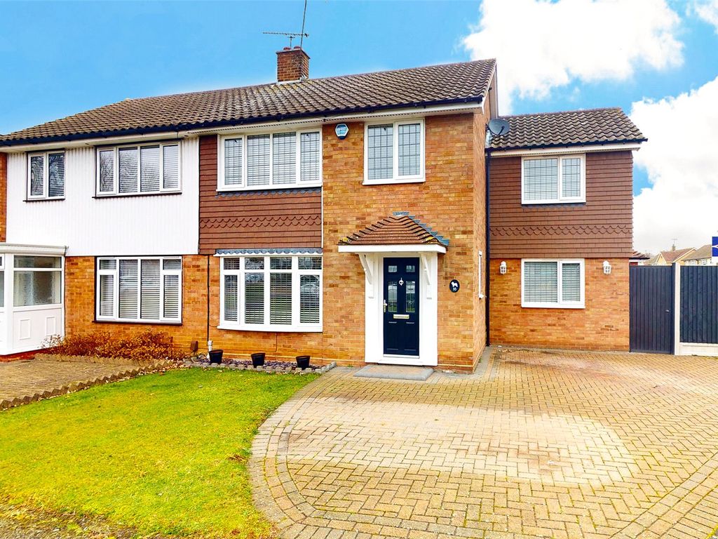 4 bed semidetached house for sale in Swallow Dale, Kingswood, Basildon