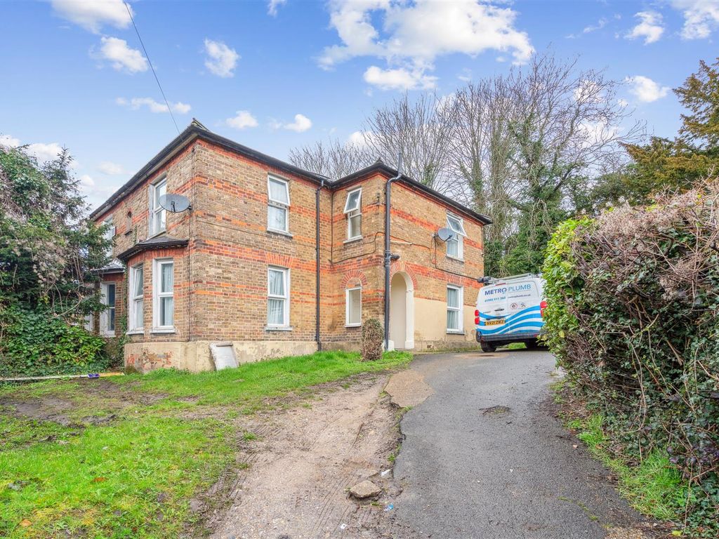 3 bed semidetached house for sale in West Road, High