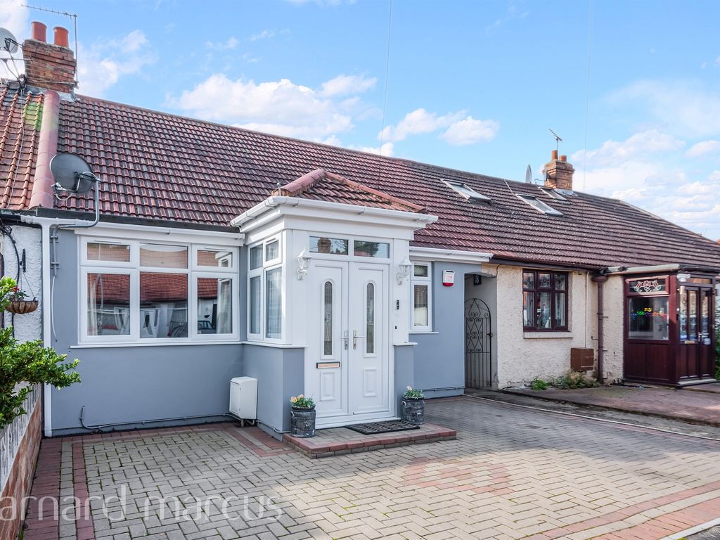 2 bed semidetached bungalow for sale in Princes Park Circle, Hayes UB3