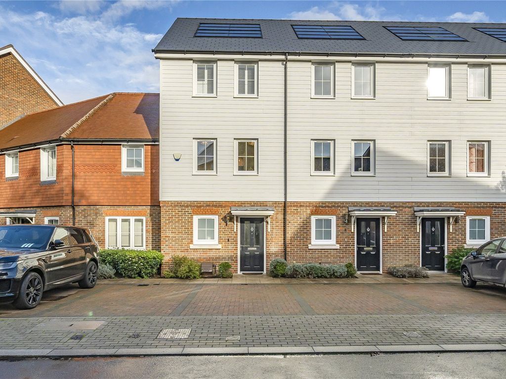 3 bed end terrace house for sale in Macmillan Road, Dunton Green, Sevenoaks, Kent TN14, £575,000