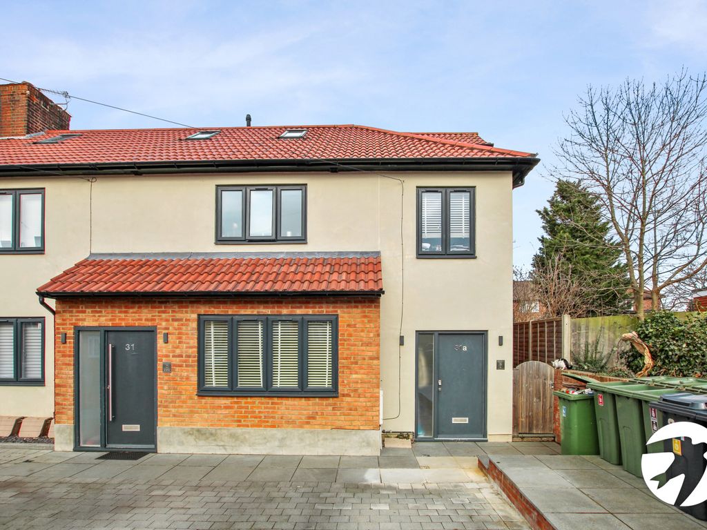 2 bed for sale in Framlingham Crescent, London SE9, £325,000