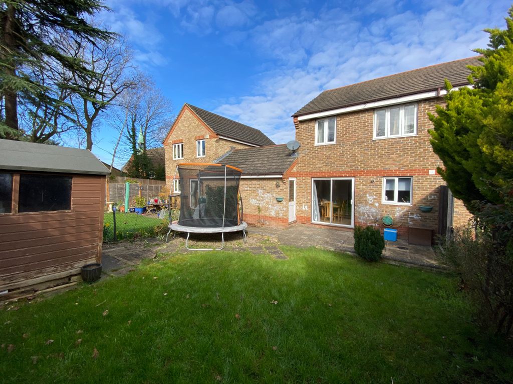 3 bed semidetached house for sale in Little Riding, Woking GU22, £