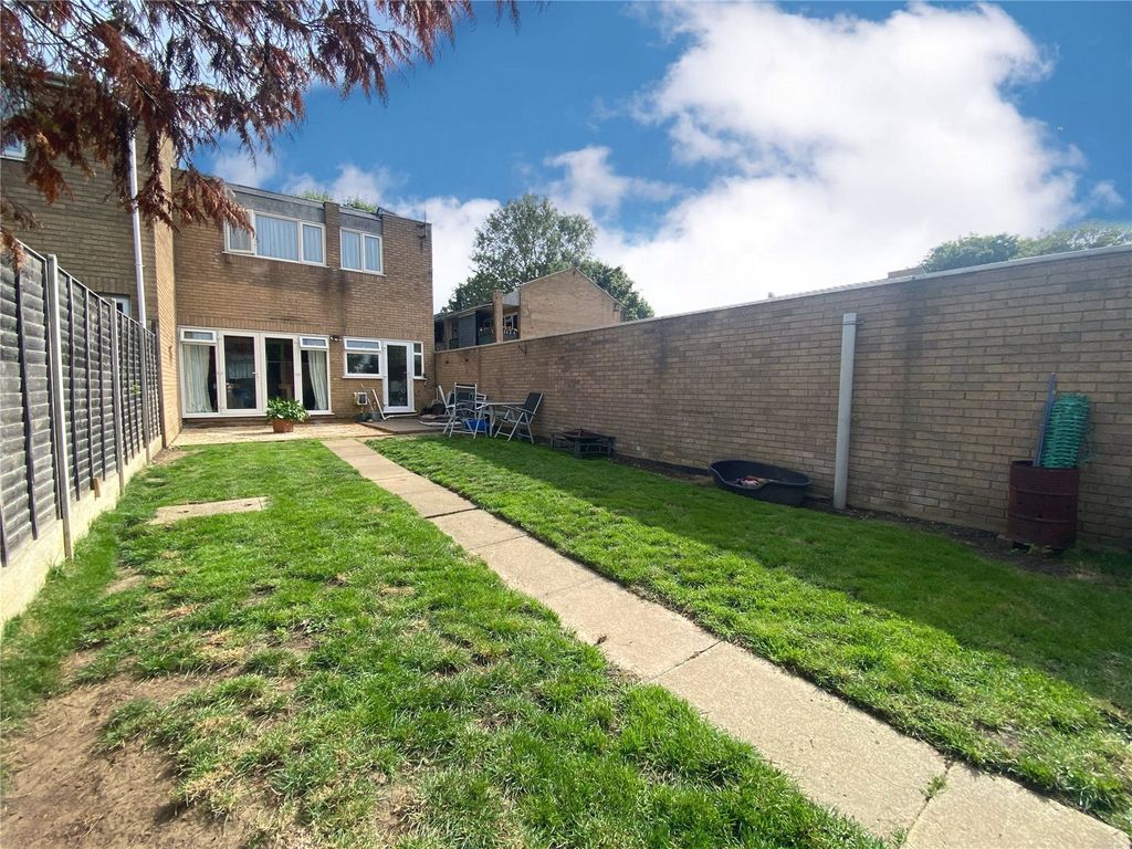 3 bed detached house for sale in Robin Hood Close, Farnborough