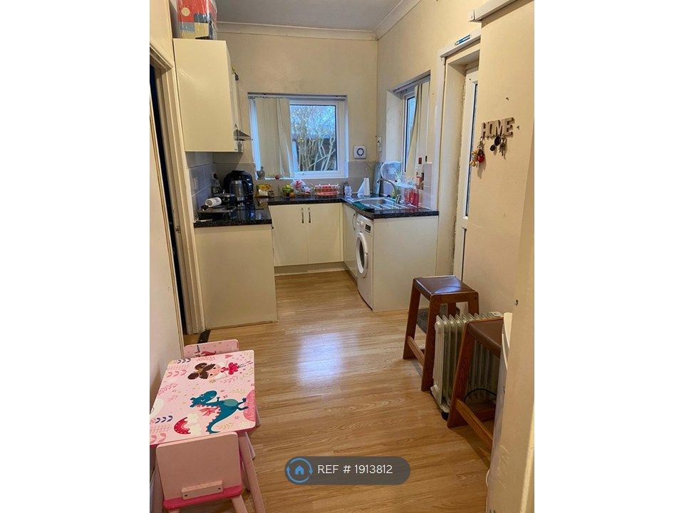 2 bed flat to rent in Park Lane, Swindon SN1, £825 pcm Zoopla