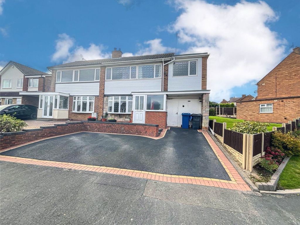 4 bed semidetached house for sale in Skidmore Avenue, Dosthill