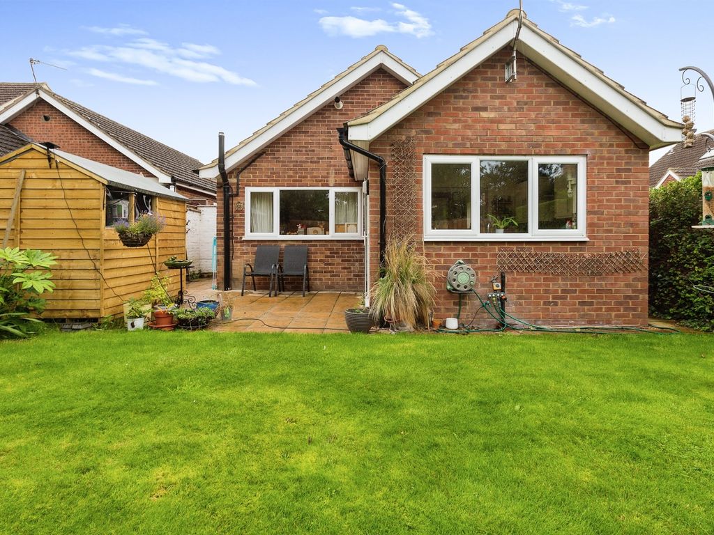 3 bed detached bungalow for sale in Abbotts Road, Aylesbury HP20, £