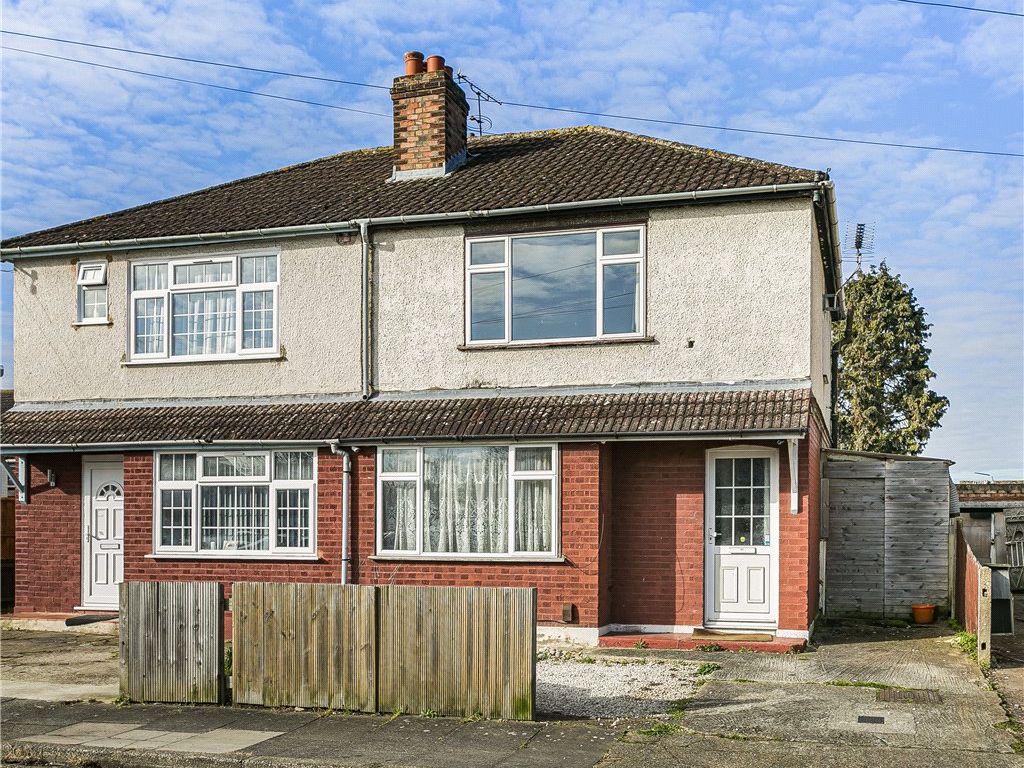 3 bed semidetached house for sale in Willowbrook Road, Staines