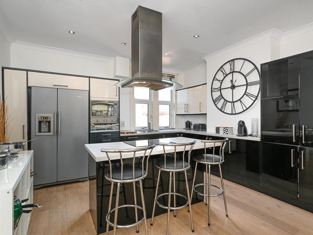 3 bed flat to rent in Holstein Avenue, Weybridge KT13 Zoopla