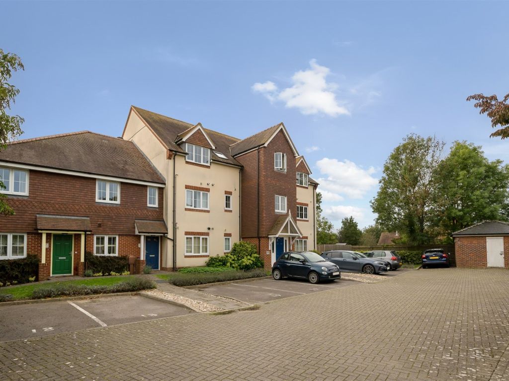 2 bed flat for sale in 8 Montagu House, Tilemakers Close,