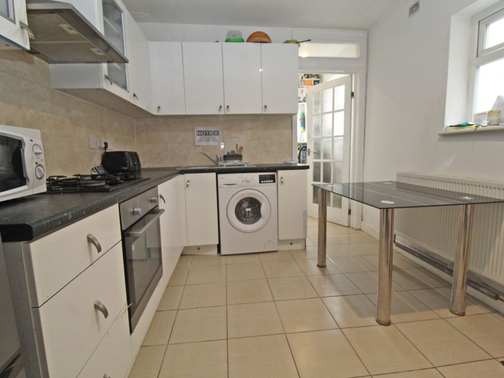 2 bed flat to rent in High Street Colliers Wood, Colliers Wood, London