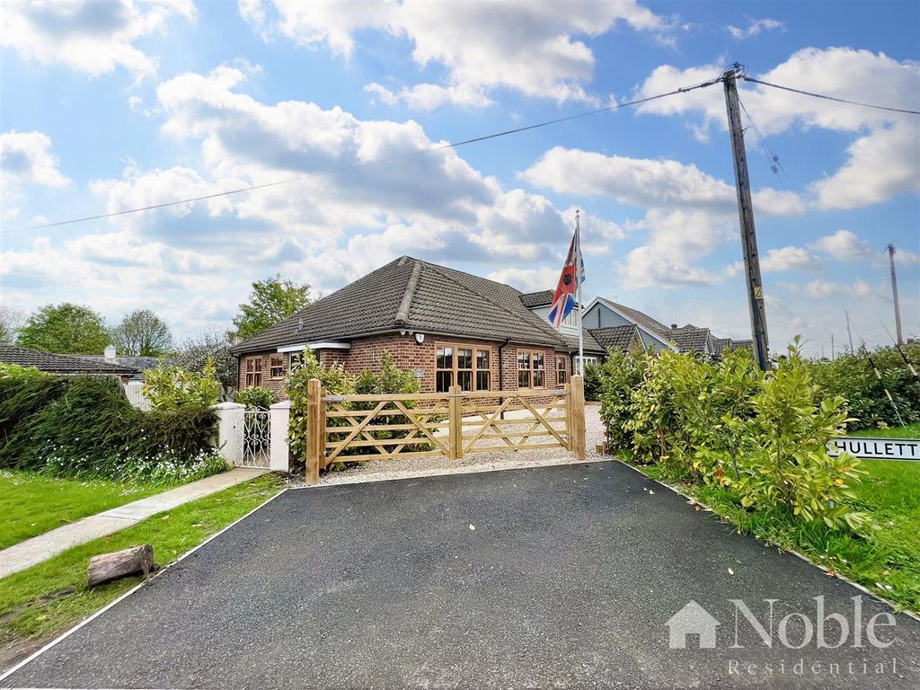 3 bed semidetached bungalow for sale in Orchard Lane, Pilgrims Hatch