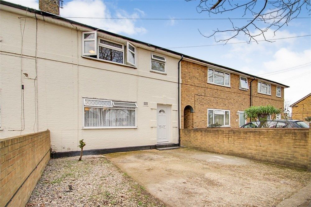 3 bed terraced house to rent in Whitethorn Avenue, Yiewsley, West