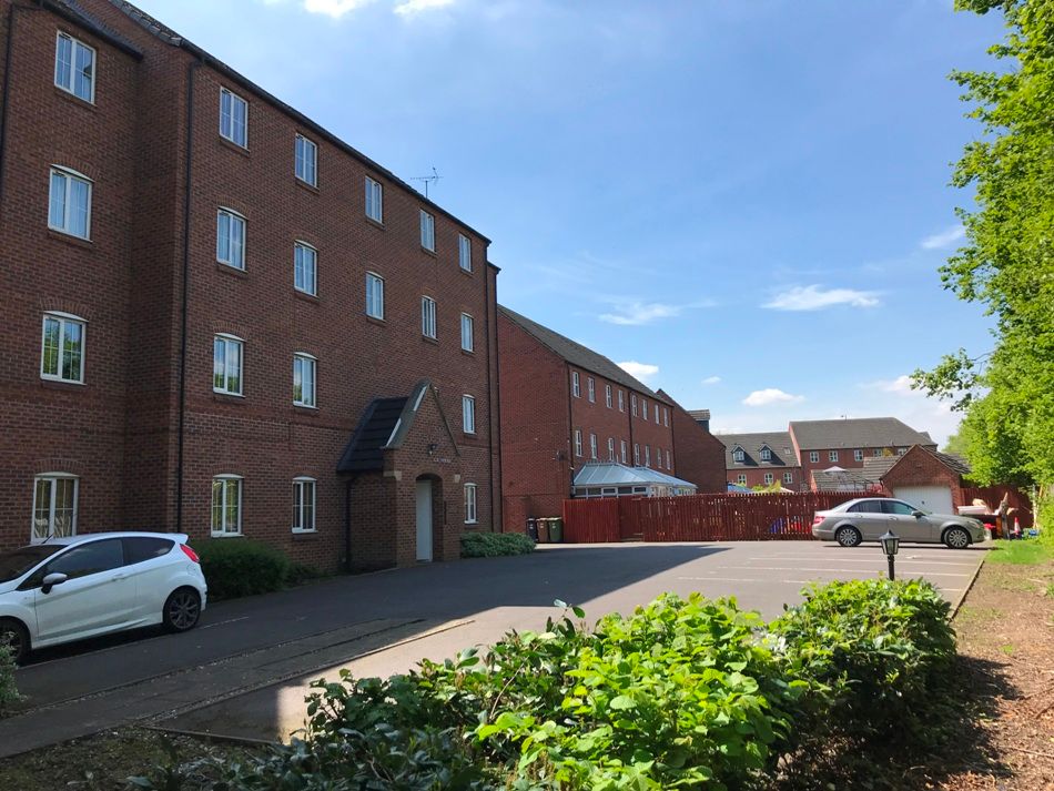 2 bed flat for sale in Bridgeside Close, Brownhills, Walsall WS8, £