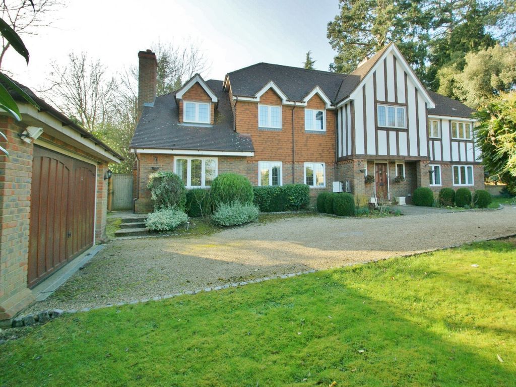 5 bed detached house to rent in Merlins Wood, 1 South Park Drive