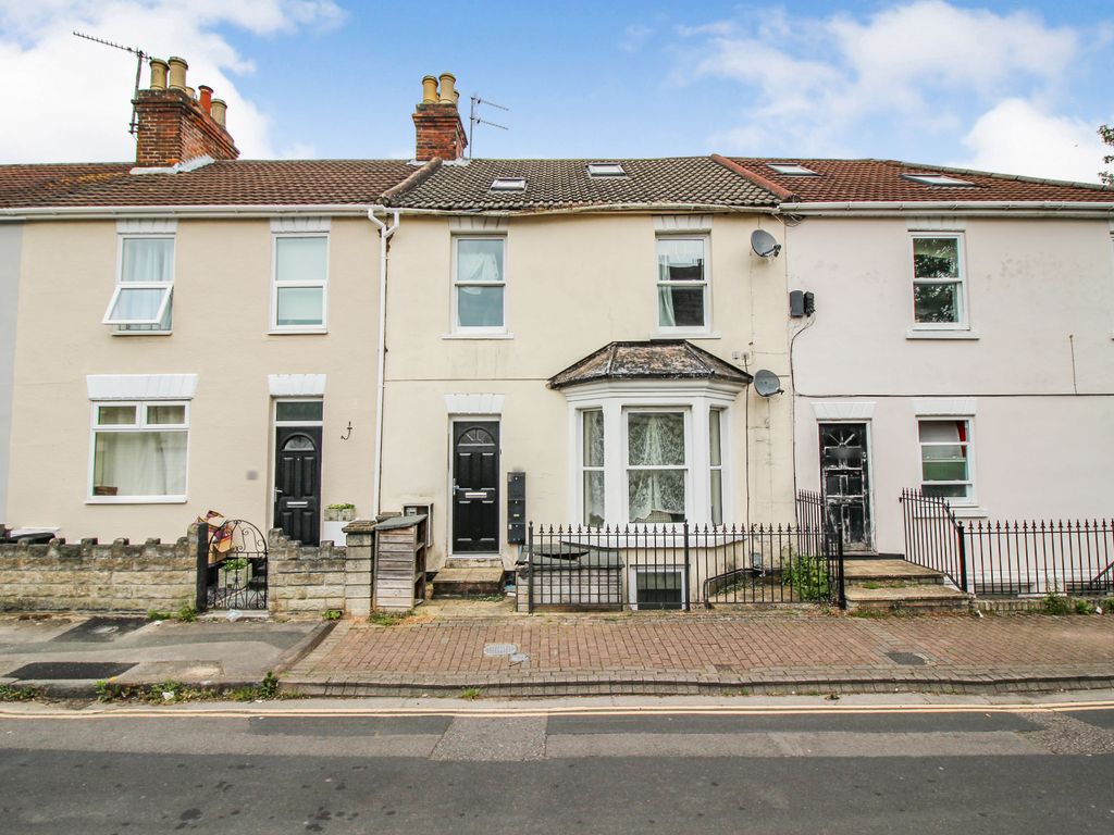 2 bed flat to rent in North Street, Old Town, Swindon SN1, £1,050 pcm