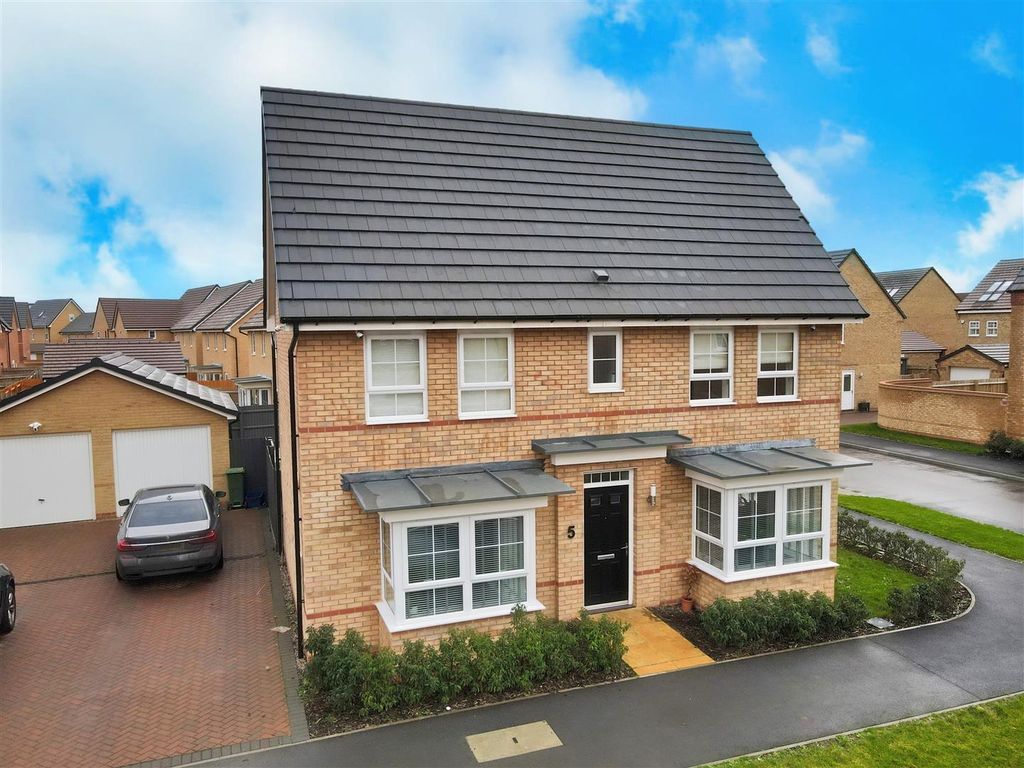 4 bed detached house for sale in Westergate Avenue, Brooklands, Milton