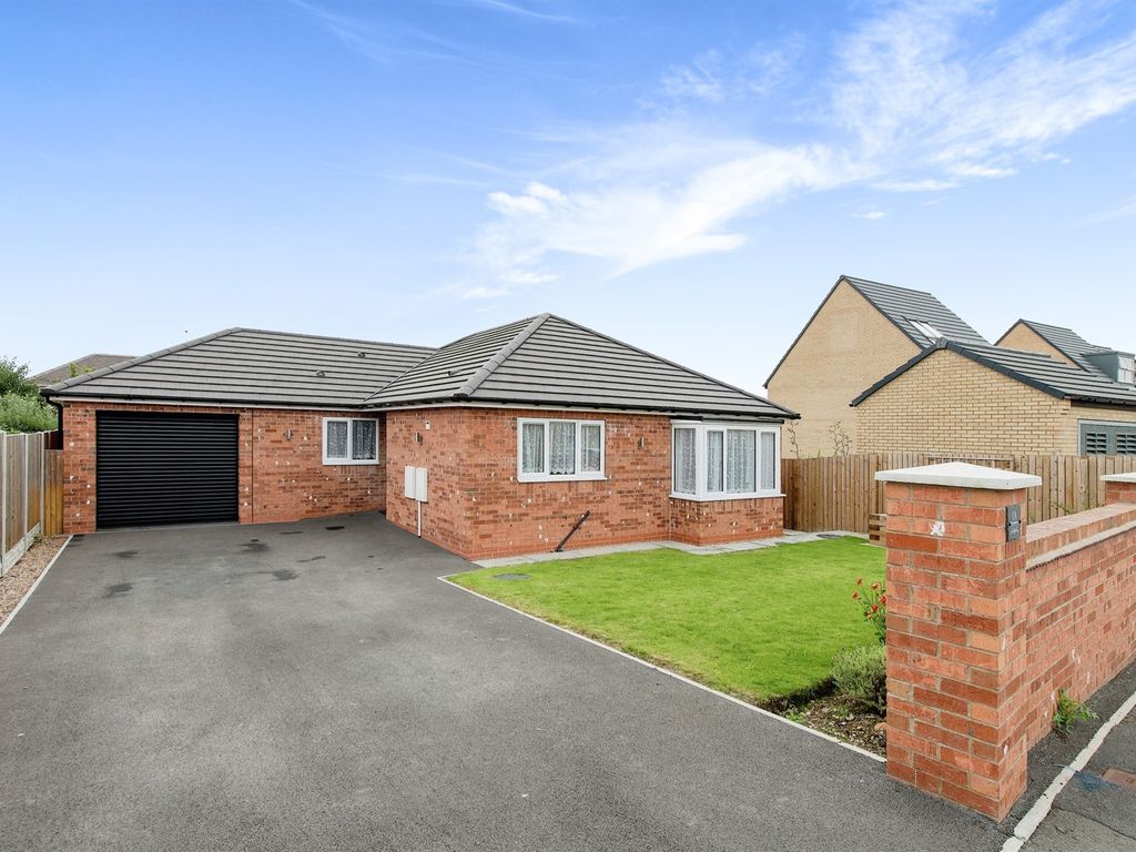 3 bed detached bungalow for sale in The Hawthorns, Pontefract WF8, £