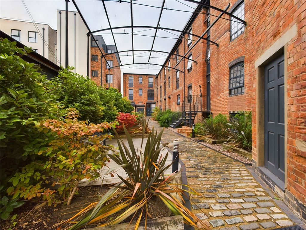 2 bed flat to rent in Street, Cheltenham, Gloucestershire