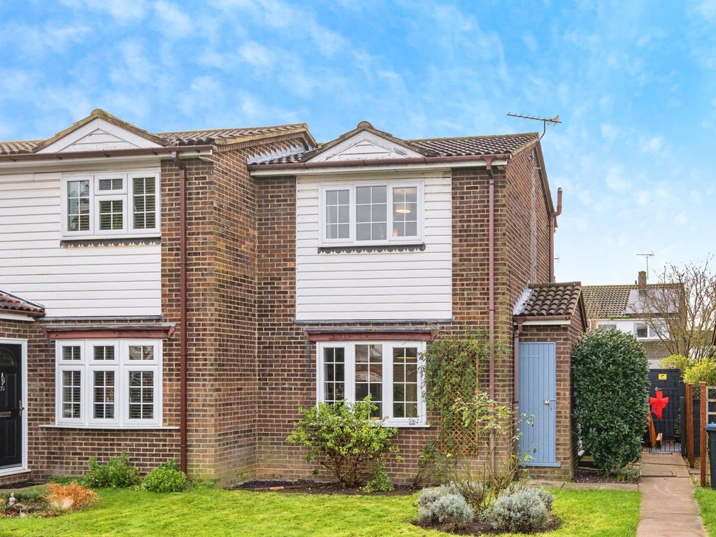 1 bed end terrace house for sale in Cornhill Close, Addlestone KT15, £