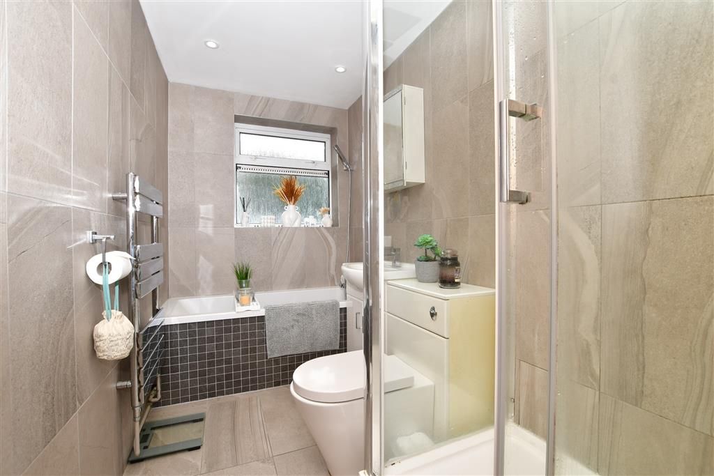 2 bed flat for sale in Kingston Road, Leatherhead, Surrey KT22, £