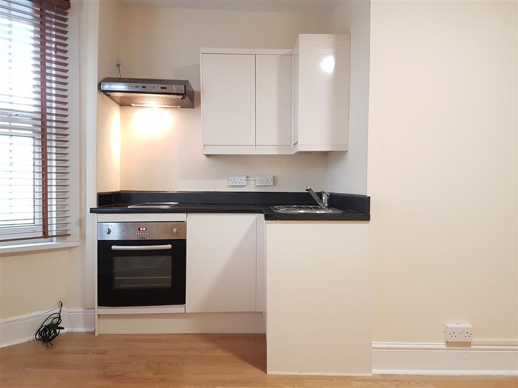 1 bed flat to rent in Chertsey Bridge Road, Chertsey KT16, £1,045 pcm