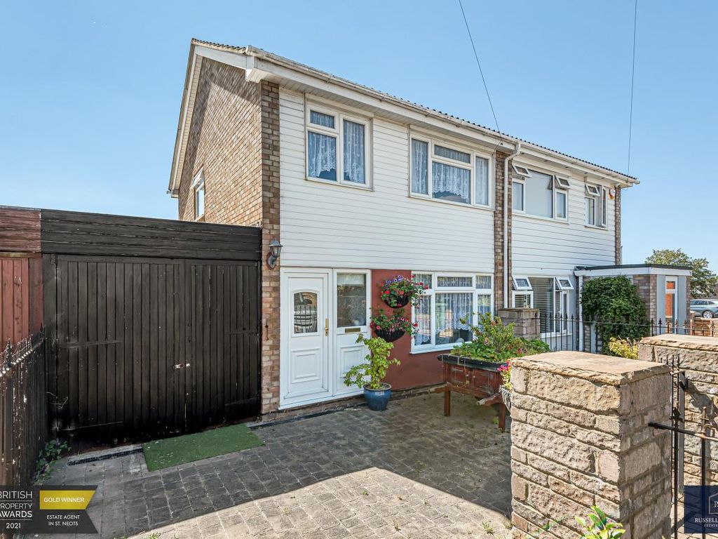 3 bed semidetached house for sale in Humberley Close, Eynesbury, St