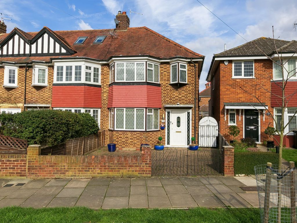 3 bed end terrace house for sale in Dukes Avenue, Richmond TW10, £