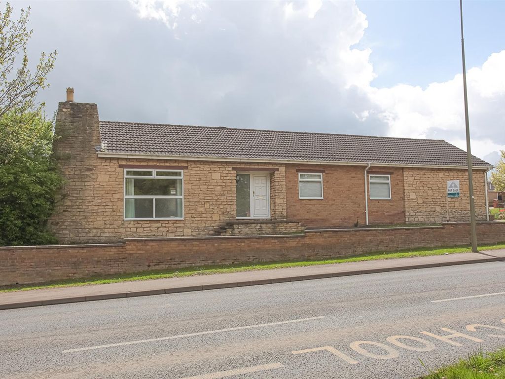 4 bed detached bungalow for sale in Trinity Close, Banbury OX16, £