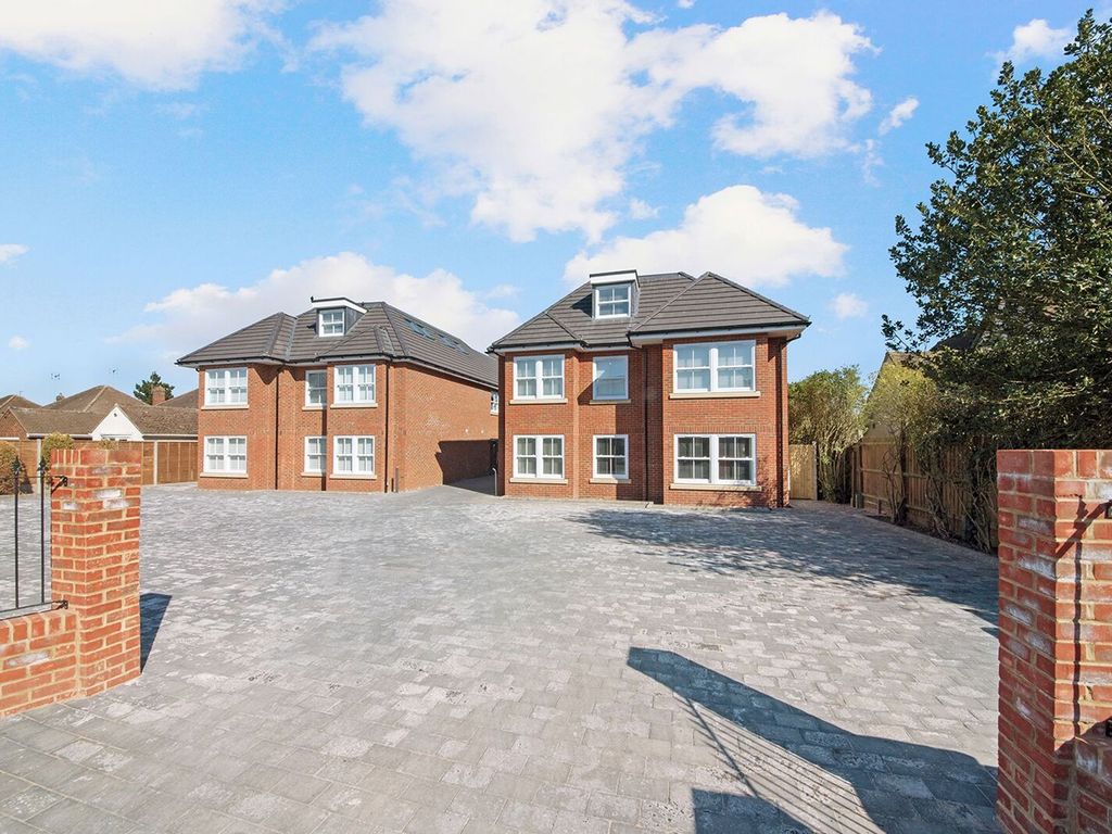 2 bed flat to rent in Ware Road, Coach House Court EN11, £1,600 pcm Zoopla