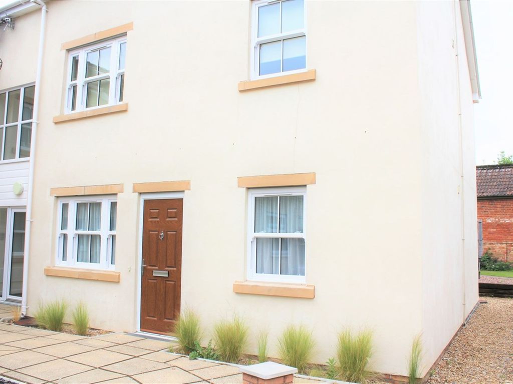 2 bed flat to rent in Oak Court, Cheddon Road, Taunton TA2, £795 pcm
